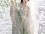 The Elegant Combination of a Horseface Skirt with a V-neck Top