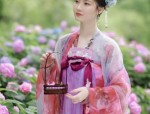 The Long and Elegant Silk Cheongsam:A Traditional Chinese Beauty