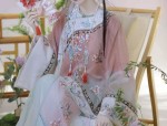 The Elastic Charm of Un-Slit Cheongsam:A Closer Look