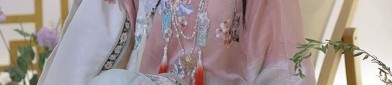 The Elastic Charm of Un-Slit Cheongsam:A Closer Look