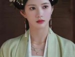 The Enchantment of Necklaces and Horseface Skirts:A Fashionable Fusion