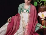The Enchantment of娃娃古装汉服，传统魅力的现代演绎