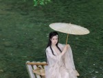 Reimagining the Cheongsam:A New Low-neck Design for Modern Elegance