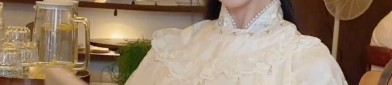 Stylish and Elegant:The White Tailored Blouse with a Horseface Skirt