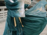 Winter Warmth in a Qipao:Preserving Comfort and Style