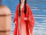 Tall and Elegant in a Red Horseface Skirt:The Long-lasting Fashion Statement