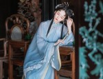 Reimagining the Cheongsam:A New Low-neck Design for Modern Elegance