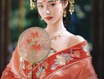 The Elegance of a Half-Qipao Blouse:A Fashionable Journey Through Traditional Beauty