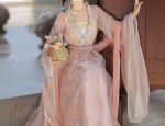Red Hair Ornaments and Childrens Hanfu Fashion:A Cultural Blend