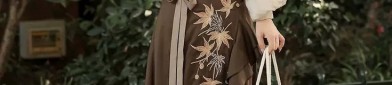 Sky-Blue Sky and Traditional Hanfu:The Journey of a 13-Year-Olds Cultural Embrace