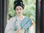Embracing Traditional Elegance:Plus-Size Women in Modern Chinese Cheongsam Fashion