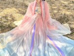 Scintillating Sceneries in Jing Tians Qipao Style:The Rise of Si Teng