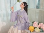 The Elegance of a Half-Qipao Blouse:A Fashionable Journey Through Traditional Beauty