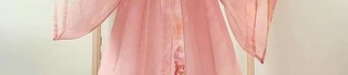 The Evolution of the Classic Cheongsam:A Short White改良旗袍的时尚变迁，短款白色新风尚