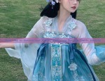Daily Life in Autumn and Winter with Song Dynasty Hanfu Fashion