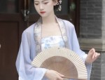 A Little Girl in a Splendid Hanfu Cape:The Enchantment of Traditional Chinese Fashion