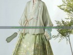 Vintage Chic in a Cheongsam Overcoat:Exploring the Retro Elegance of Traditional Chinese Dress