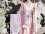 Elegant Elegance:Exploring the Charm of Le Yanyans Hanfu in the Song of Changge