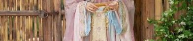 White Collared Cheongsam with a Neck Strap:A Closer Look