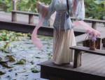 The Ming-Style Long Gown and Horse-Face Skirt:A Traditional Chinese Fashion
