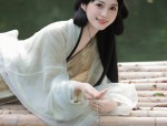 Enchanting and Dominating:The Allure of the Waist-Length Hanfu for the Super-Chic Woman
