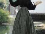 Embracing the New Sino-Style:The Rise of Embroidered Cheongsam Skirts with Horseface Patterns