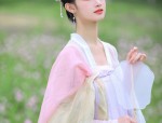 Modern Commuter Style:Reimagining Traditional Hanfu for the Youth Market