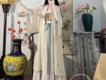 The Cold Charm of Cheongsam in Summer