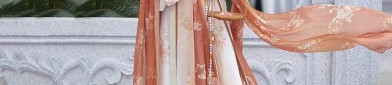 The Elegance of Cheongsam and Round Fan:A Cultural Fusion