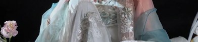 The Elegance of a Pearl Necklace and Cheongsam:A Fashionable Fusion