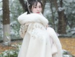 Horse Riding and Hanfu Fashion:A Blend of Ancient Tradition and Modern Elegance