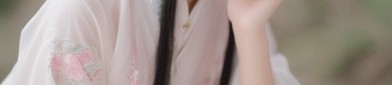 Embracing Tradition in a Bold Silk Cheongsam:The Essence of Chinese Elegance