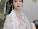 Modern Commuter Style:Reimagining Traditional Hanfu for the Youth Market