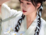 Embracing Traditional Elegance:The All-Opening Cheongsam and Its Sculpting Effect on the Body