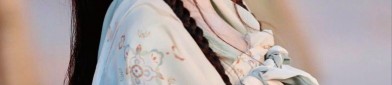 Traditional Chinese Beauty:The Mamen Skirt,Hairpins,and Wood Combs