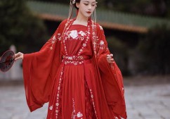 Capturing the Essence of a Horseface Skirt Morning Robe:Props and Photoshoot Tips