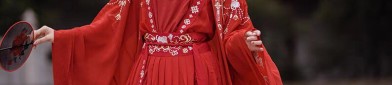 Capturing the Essence of a Horseface Skirt Morning Robe:Props and Photoshoot Tips