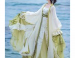 Autumn Fashion Trends:Pairing a Horseface Skirt with Tops