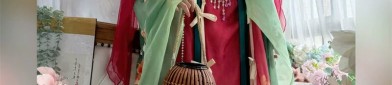 The Enchantment of Necklaces and Horseface Skirts:A Fashionable Fusion