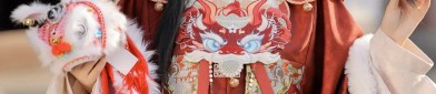 The Integration of Traditional Hanfu Hair Accessories and Red Wig:A Modern Perspective