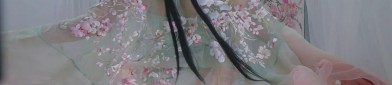 The Graduation Photo of a Petite Girl in a Horseface Skirt