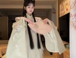 A Little Girls Journey into Traditional Chinese Dress:The Charm of Hanfu Skirt at Age 8