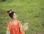 The Enchantment of a Purple Cheongsam with Fluttering Sleeves