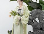 Dominating in Red-Black Hanfu:The Allure of a Dark Red Splendor