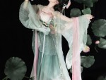 The Elastic Charm of Cheongsam:A Cultural Icons Versatility