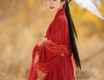 Off-the-Shoulder Blouse with Horseface Skirt:A Fashionable Fusion of Elegance and Tradition
