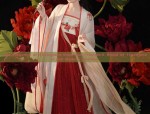 The Elegance of Cheongsam,Shawl,and Triangle:A Blend of Traditional and Modern Fashion