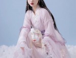 The Traditional Elegance of Ear-Cleaning Practitioners in Hanfu Costume