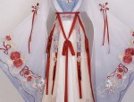 Summer Elegance in Traditional Hanfu:A Young Girls Journey