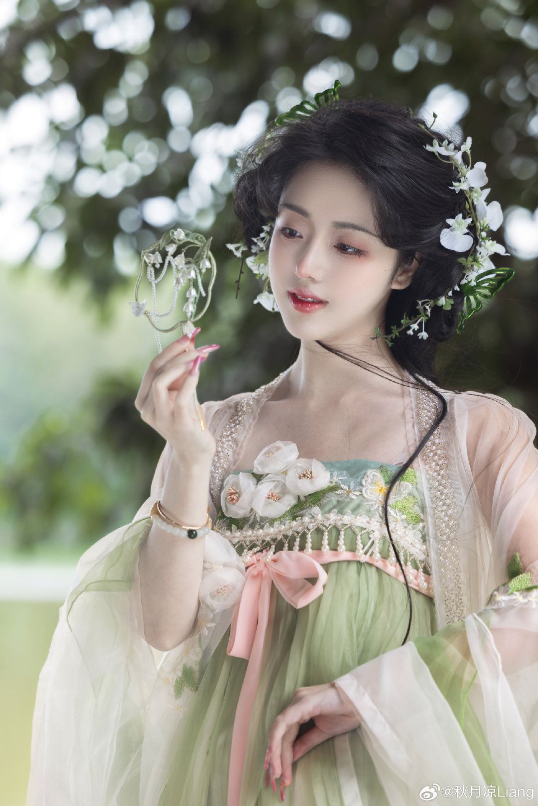 Fu Rongs Hanfu Style from Ruyis Fragrance:A Closer Look into the Traditional Elegance Fu Rongs Hanfu Style from Ruyis Fragrance:A Closer Look into the Traditional Elegance